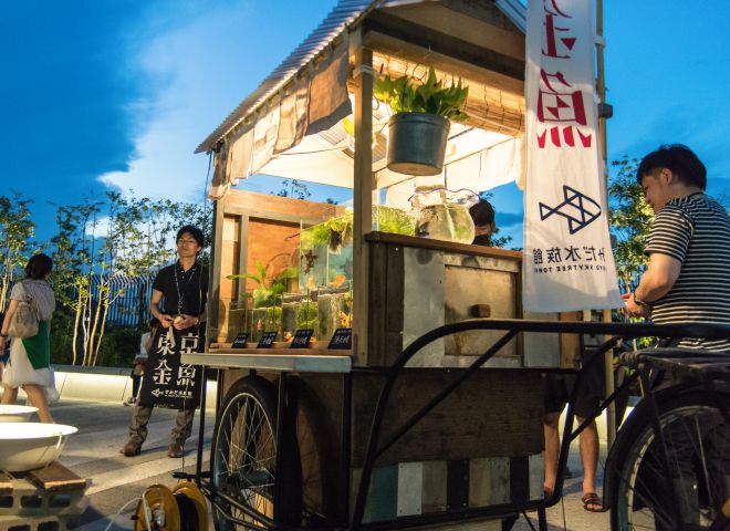 かつての金魚売りを再現した屋台での出張水族館の様子