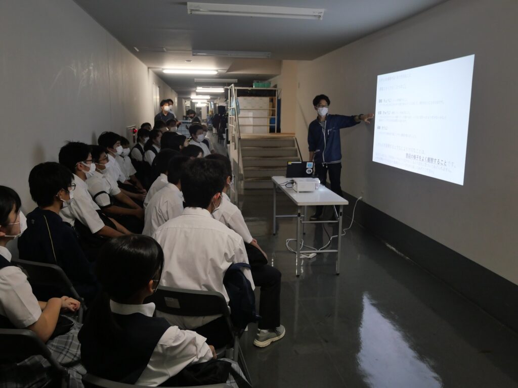 メダカ飼育部・アート部の見学のようす